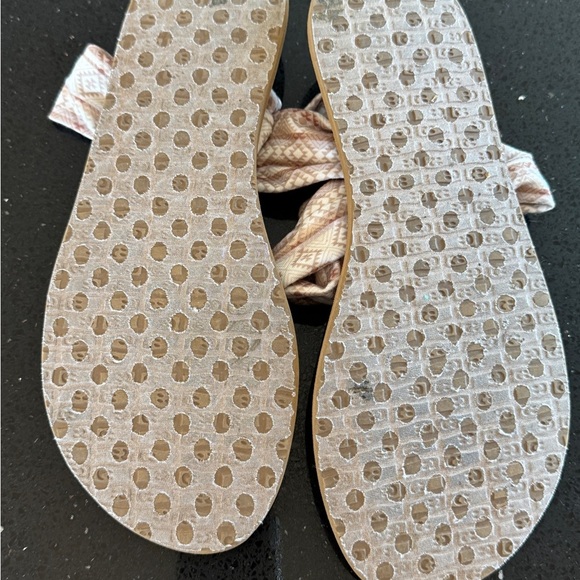 Sandals Sanuk Tan Patterned Sandals - Picture 6 of 8